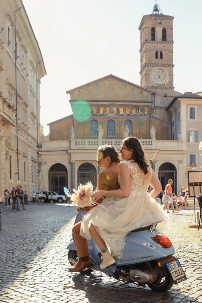 Brautpaar auf einer Vespa vor der Basilika Santa Maria in Trastevere in Rom